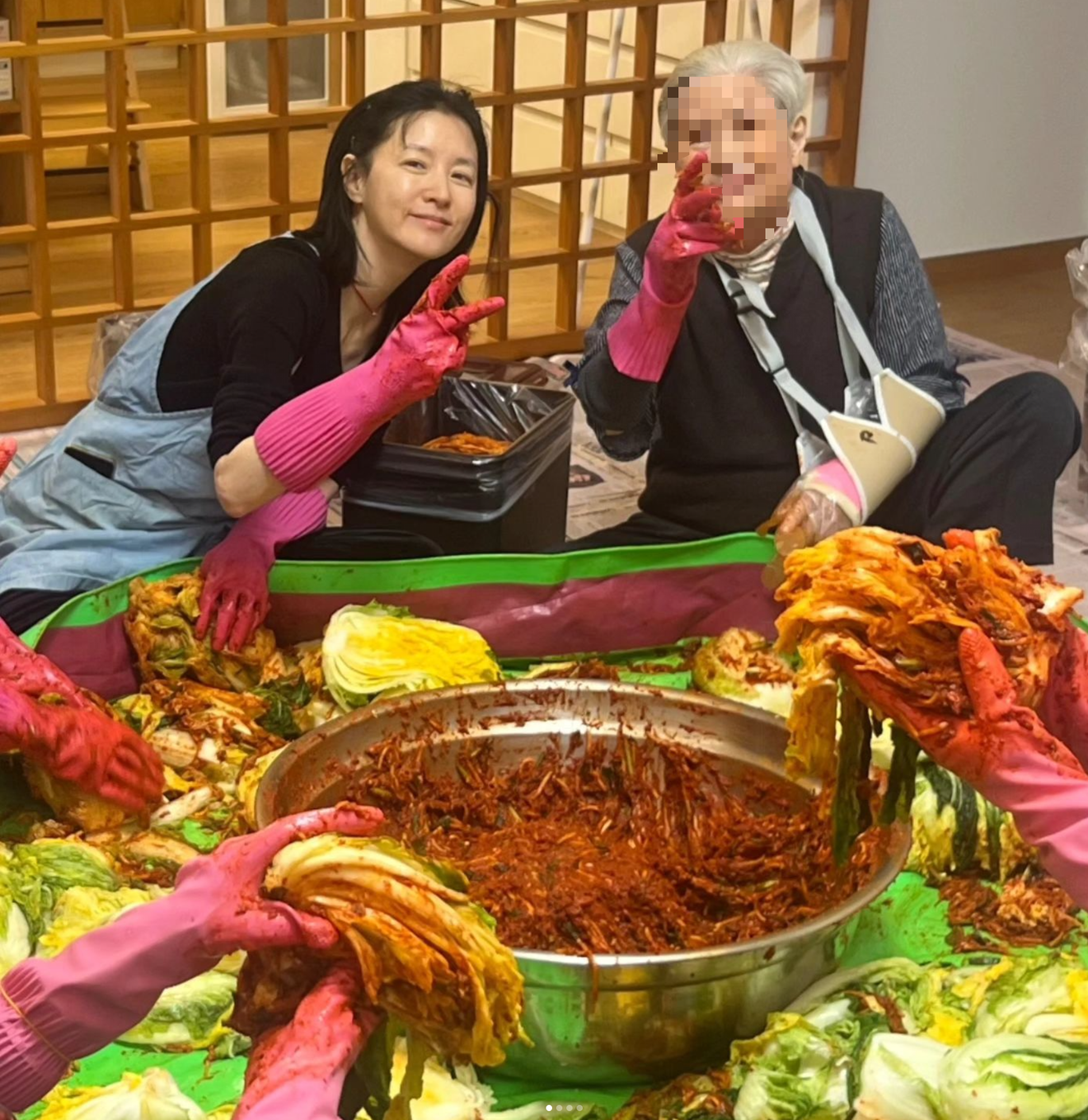 Atriz Lee Young-ae se transforma em uma ‘Jang-geum real’ fazendo kimchi… a elegância permanece