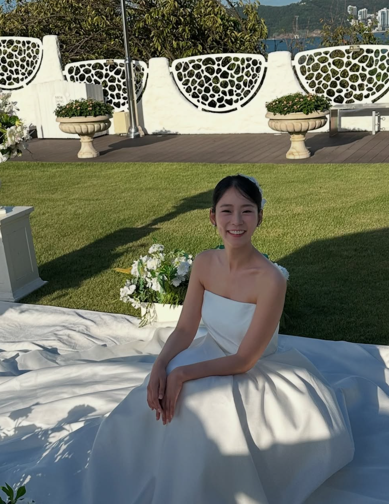 Kara's Han Seung-yeon onthult adembenemende witte bruidsjurk… “Trouwt ze?” Fans verrast